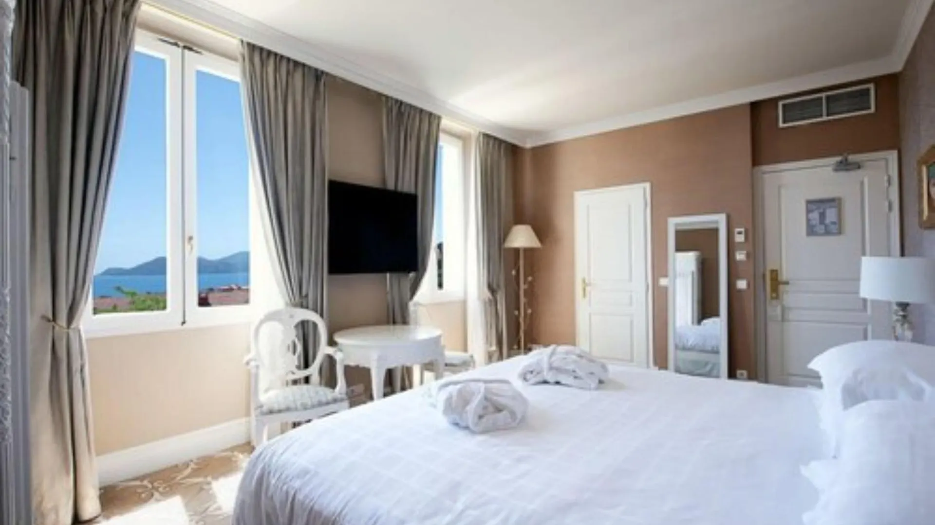Hotel Chateau De La Tour Cannes 4*,